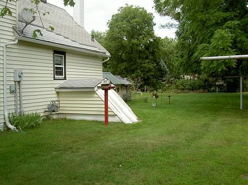 2nd image of 106 Oak St