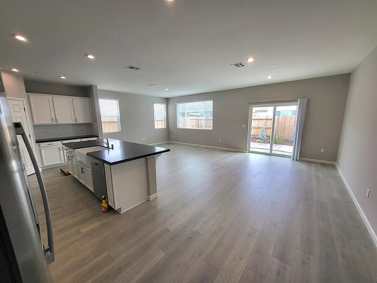3611 E Harter Ct — Photo 4