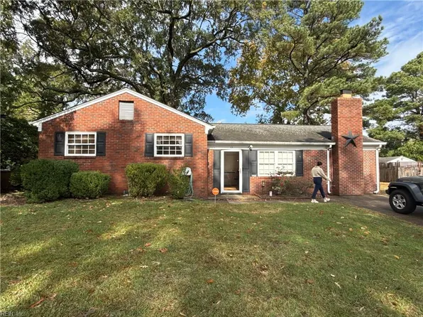 39 Longwood Dr, Hampton, VA 23669