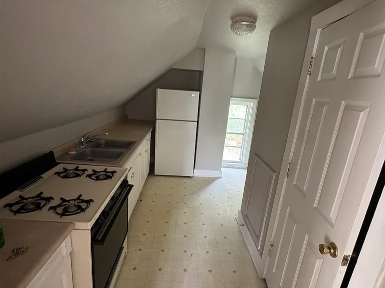 516 E 3rd St #2 — Photo 1