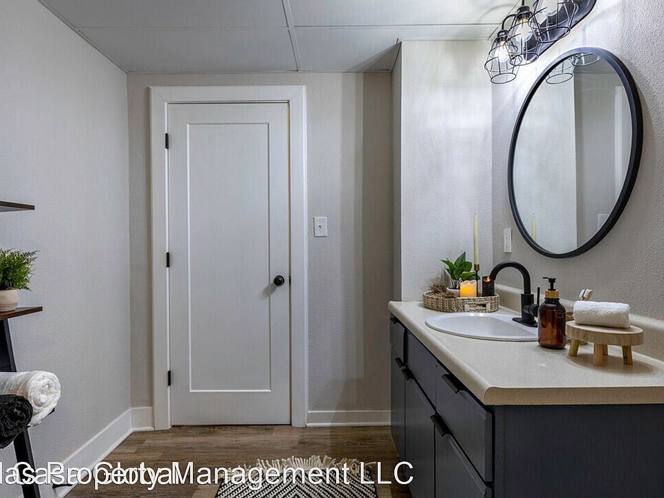 2nd image of 409 E Armour Blvd #105