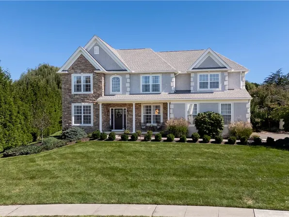 16 Creek Ct, Easton, PA 18040
