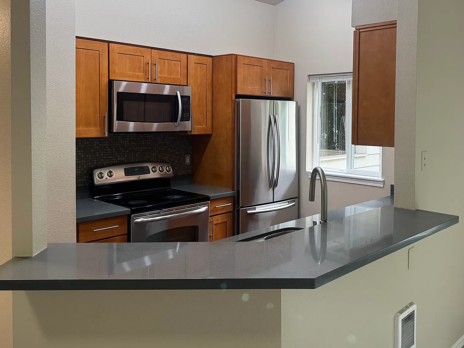 2 bed, 1001 sqft, $2,200 — Photo 4