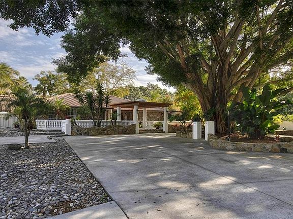 4th image of 1190 Larchmont Dr