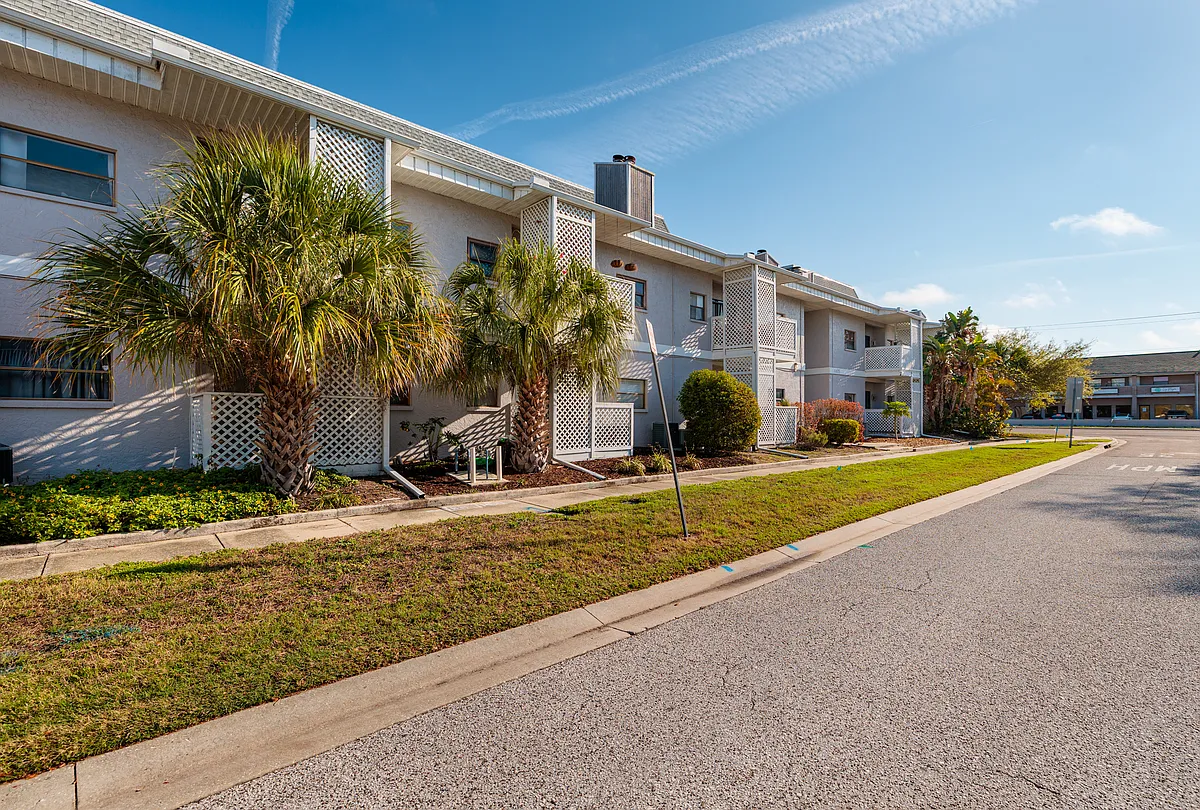 Exterior view of building from W Fair Oaks Ave - 4405 W Fair Oaks Ave #21