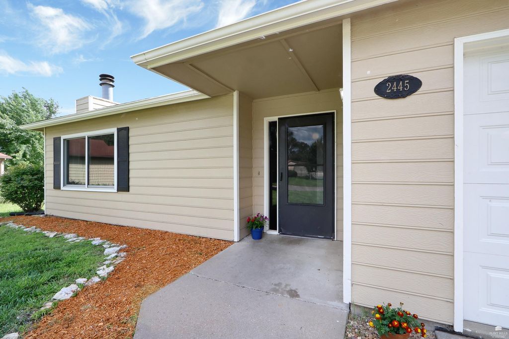 2445 Buttonwood Dr, Manhattan, KS - View 3