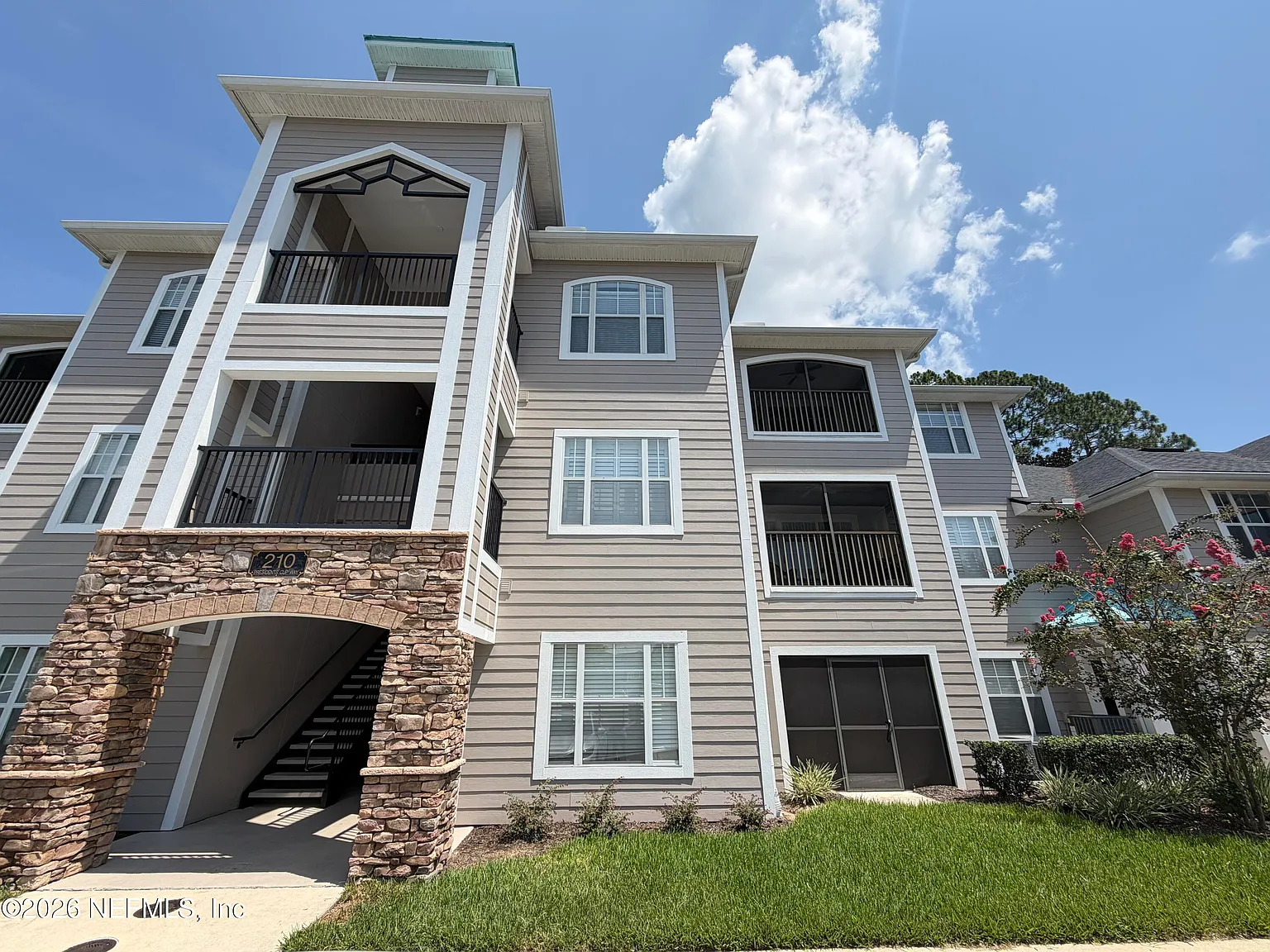 2 bed, 2.0 bath, 1055 sqft, $1,750 — Photo 1