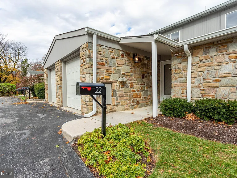 22 Stone Manor Ct #22 — Photo 3