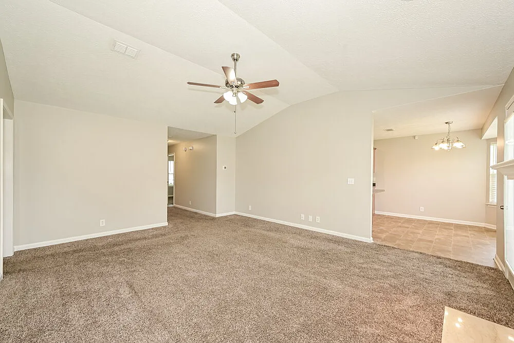 3 bed, 2.0 bath, 1279 sqft, $2,010 — Photo 4