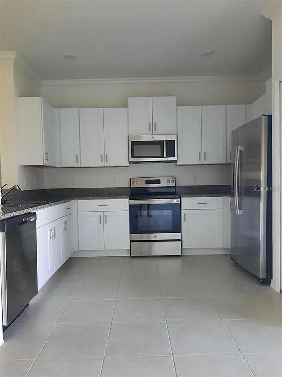3 bed, 2.5 bath, 1634 sqft, $1,895 — Photo 3