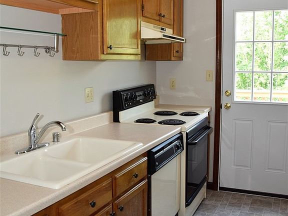 4th image of 143 Hillwood Ct