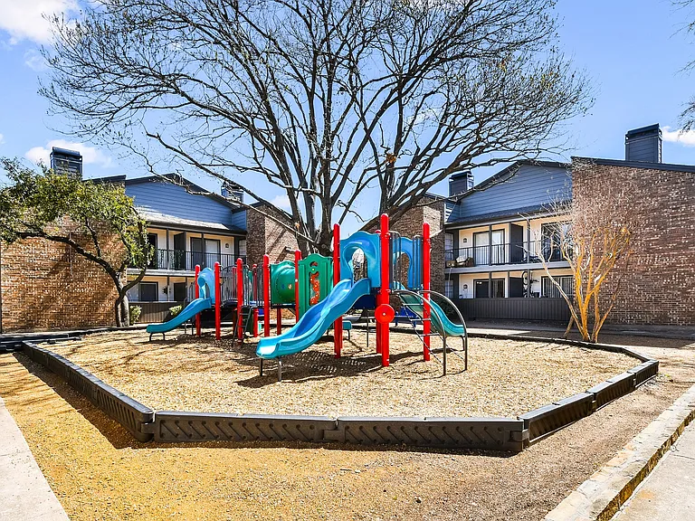 Davenport Apartments — Photo 37