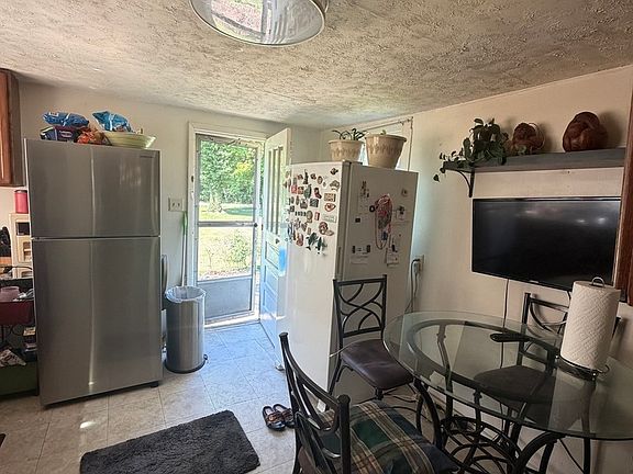 4th image of 808 W 10th St