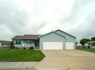 811 Sun Valley Pl, Grand Island, NE 68801