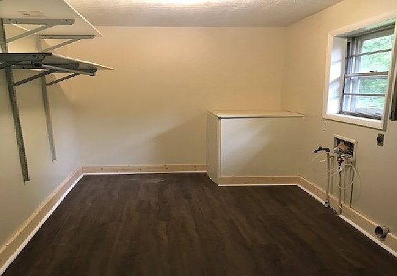 5th image of 155 Leslie Dr