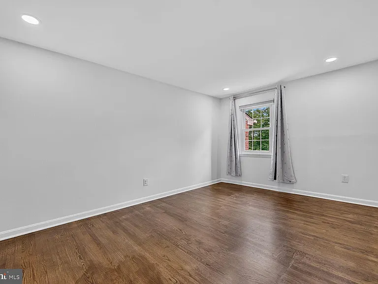 7426 Hallcrest Dr — Photo 24