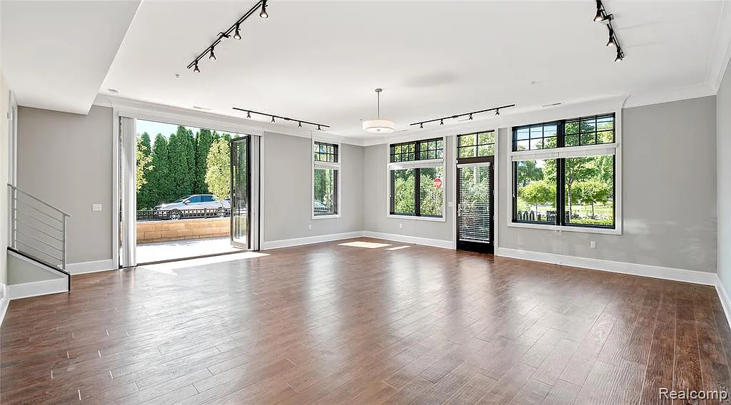 4 bed, 4.0 bath, 3000 sqft, $7,995 — Photo 3