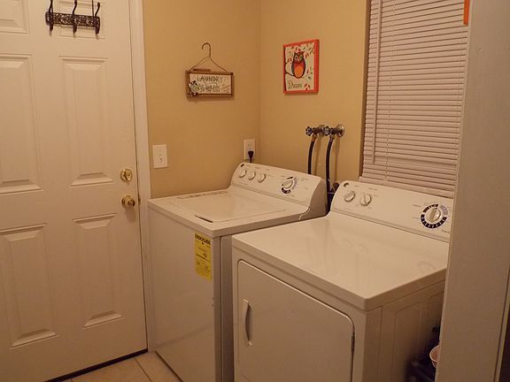  Laundry - door to garage