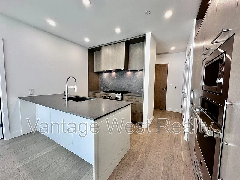 N201 Lakeshore Rd #3389
