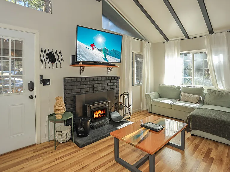 325 Hilltop Ln — Photo 7