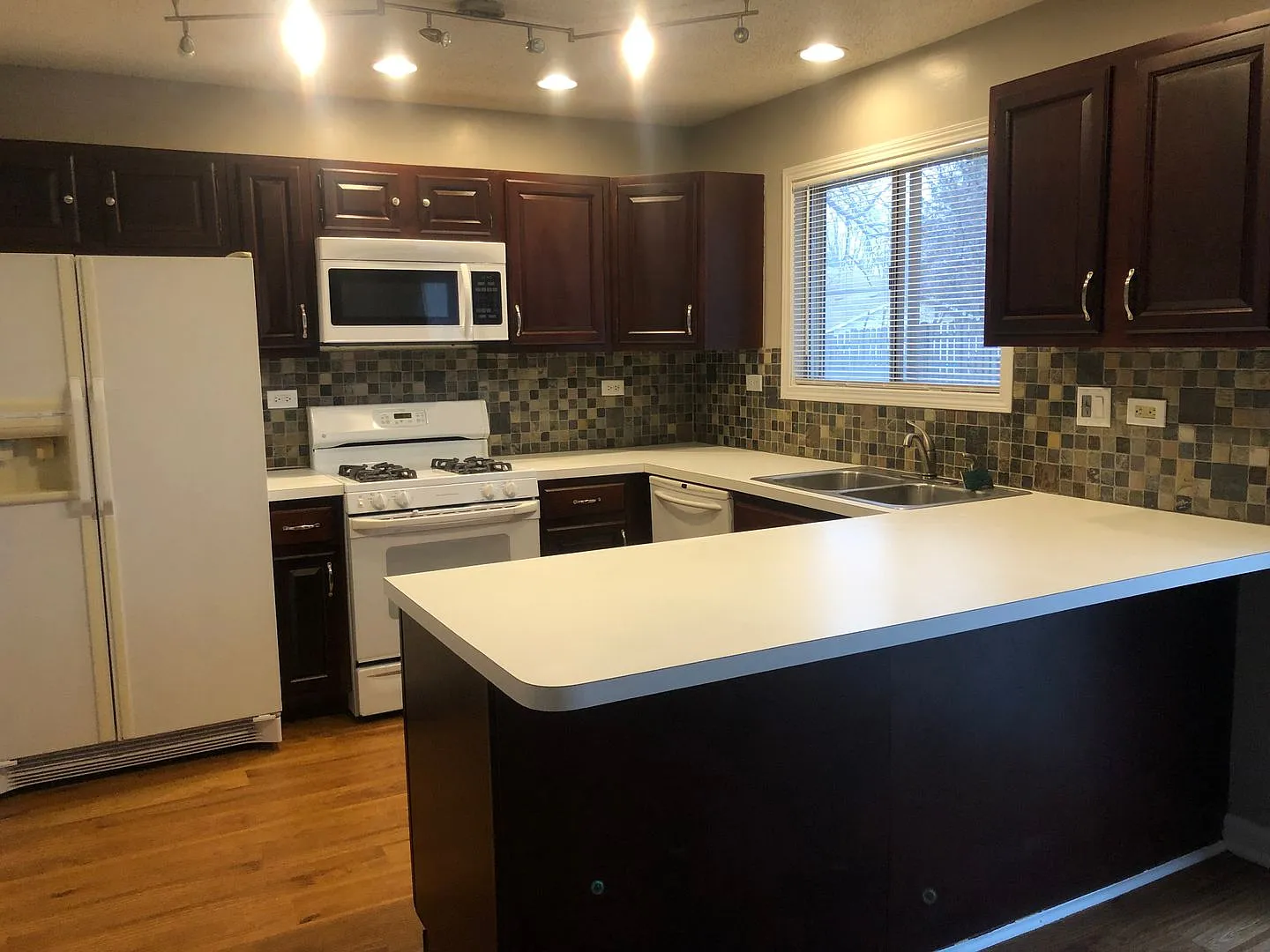 Freshly Painted 3 bedroom House in Bolingbrook! — Photo 4
