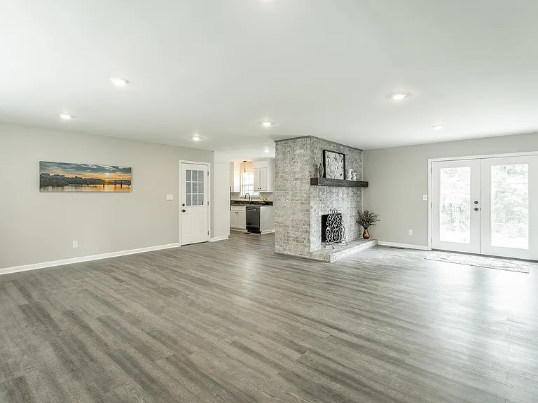 1403 Clearpoint Dr — Photo 55