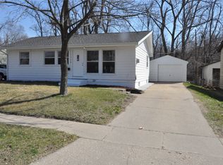 1208 38th St SE, Cedar Rapids, IA 52403