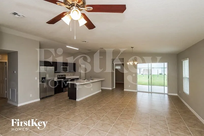 4 bed, 2.0 bath, 1833 sqft, $2,345 — Photo 3