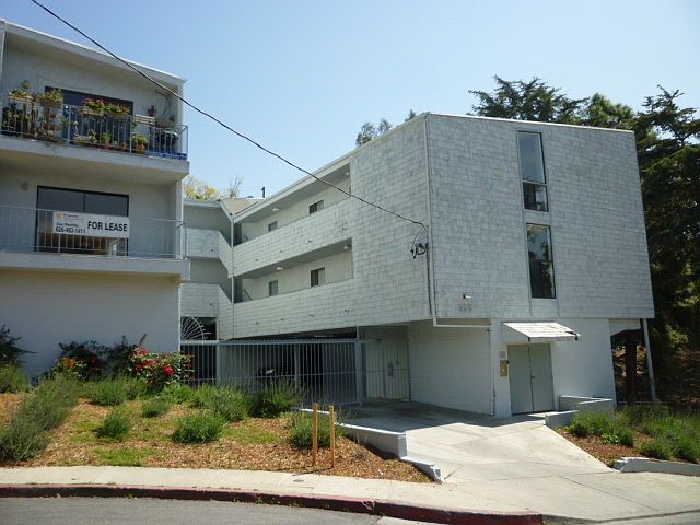 1st image of 950 Edgecliffe Dr APT 1