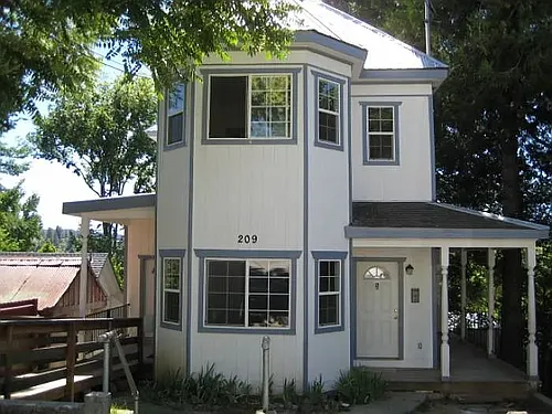 209 Lloyd St #2 Photo 1