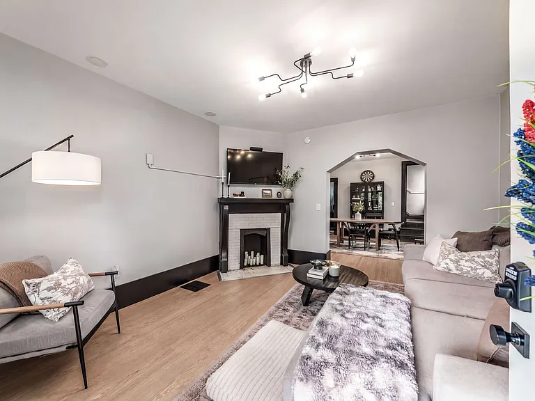 302 E Markison Ave #302 — Photo 3