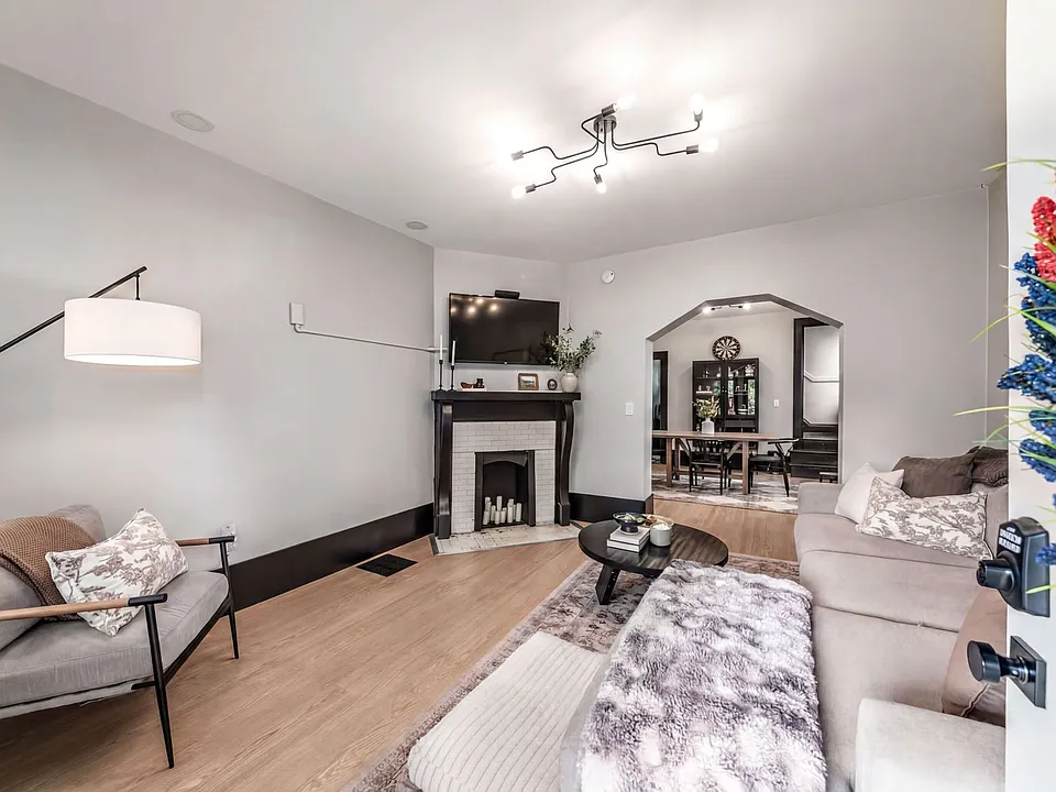 302 E Markison Ave #302