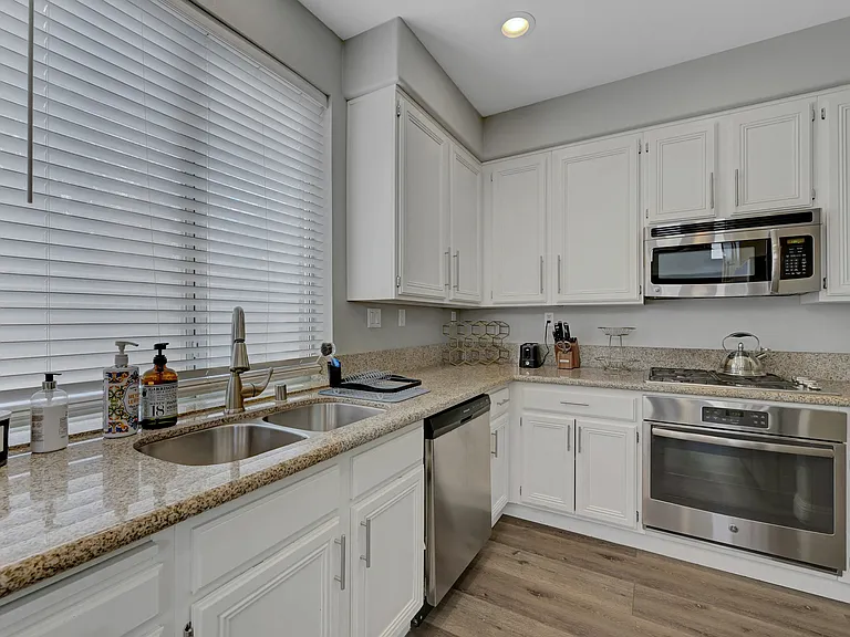 2239 Le Conte Ave — Photo 17