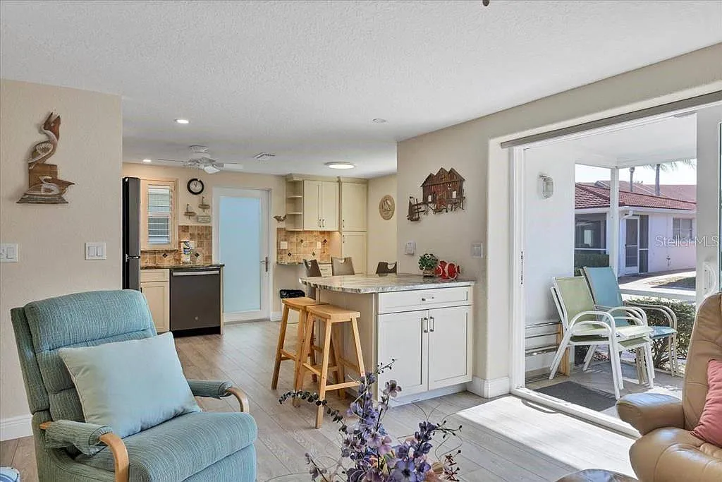2 bed, 1.0 bath, 836 sqft, $8,370 — Photo 2
