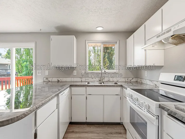 1721 N Glenn Rd — Photo 2