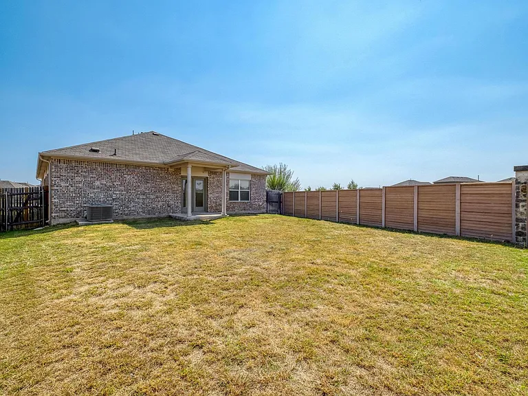 108 Kleberg Ct — Photo 24
