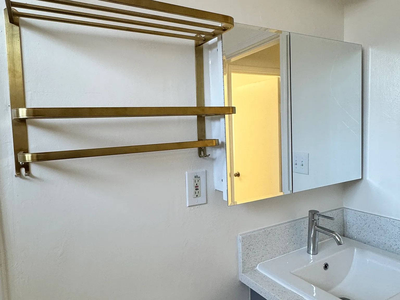 2 bed, 700 sqft, $2,200 — Photo 4