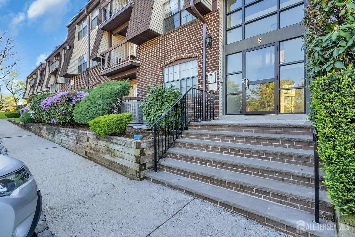 Building Photo - 812 Green Hollow Dr