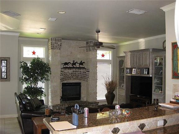 4th image of 3400 Oak Leaf Dr