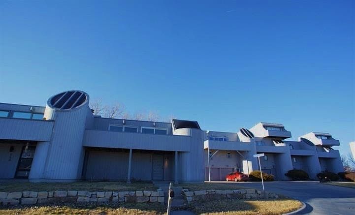 1st image of 645 W Lakeshore Dr