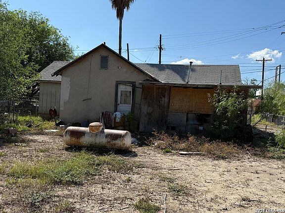 4th image of 900 La Vacas St.
