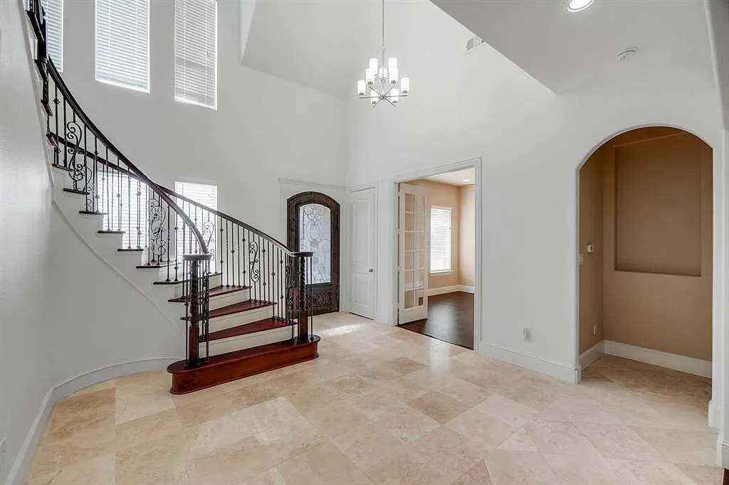 5 bed, 3010 sqft, $5,000 — Photo 3
