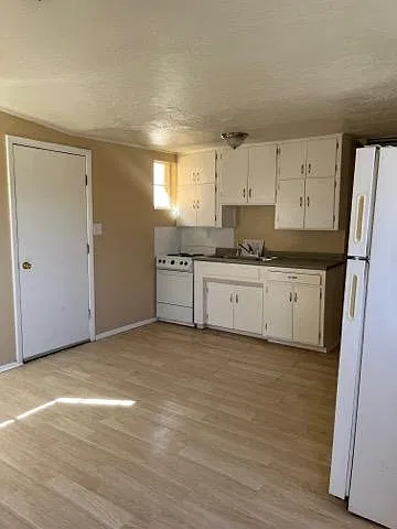 2 bed, 700 sqft, $650 — Photo 2
