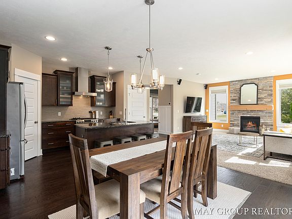3rd image of 2744 Copper Hill Dr NE