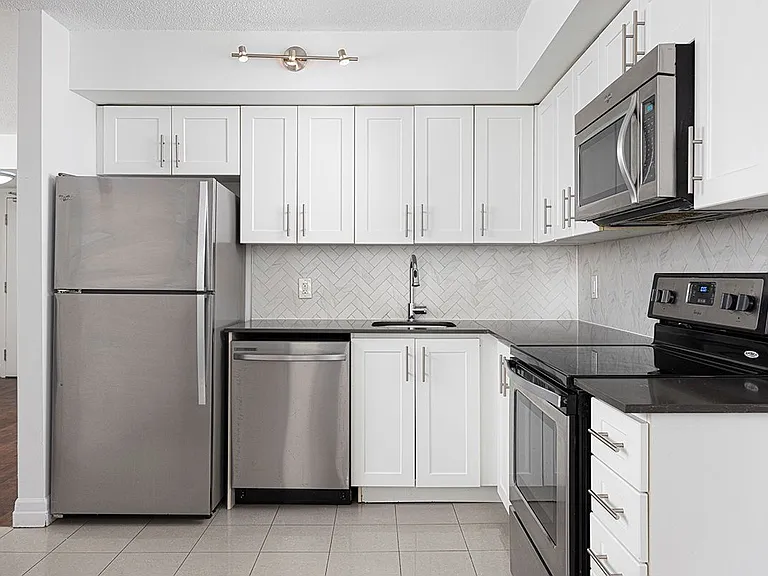 297 Queens Ave — Photo 6