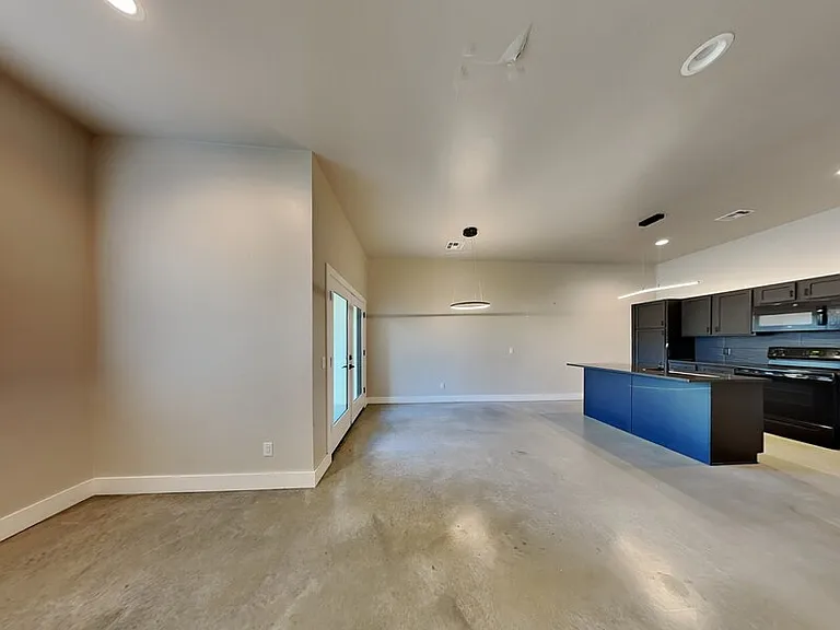 213 N Wright St — Photo 3