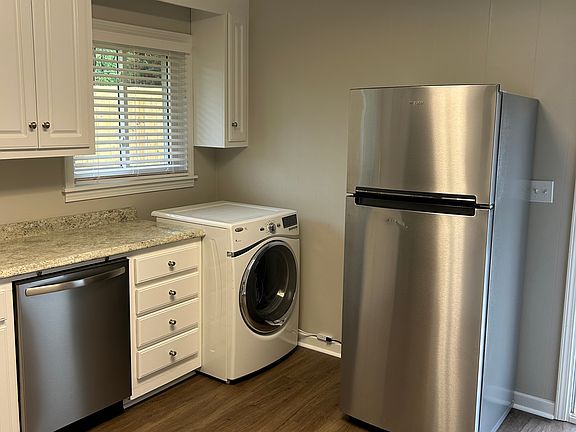 3rd image of 9 Elaine Ct