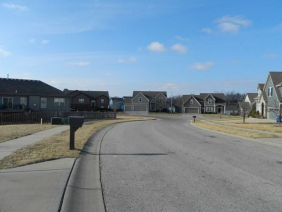5th image of 1325 Lilac Cir