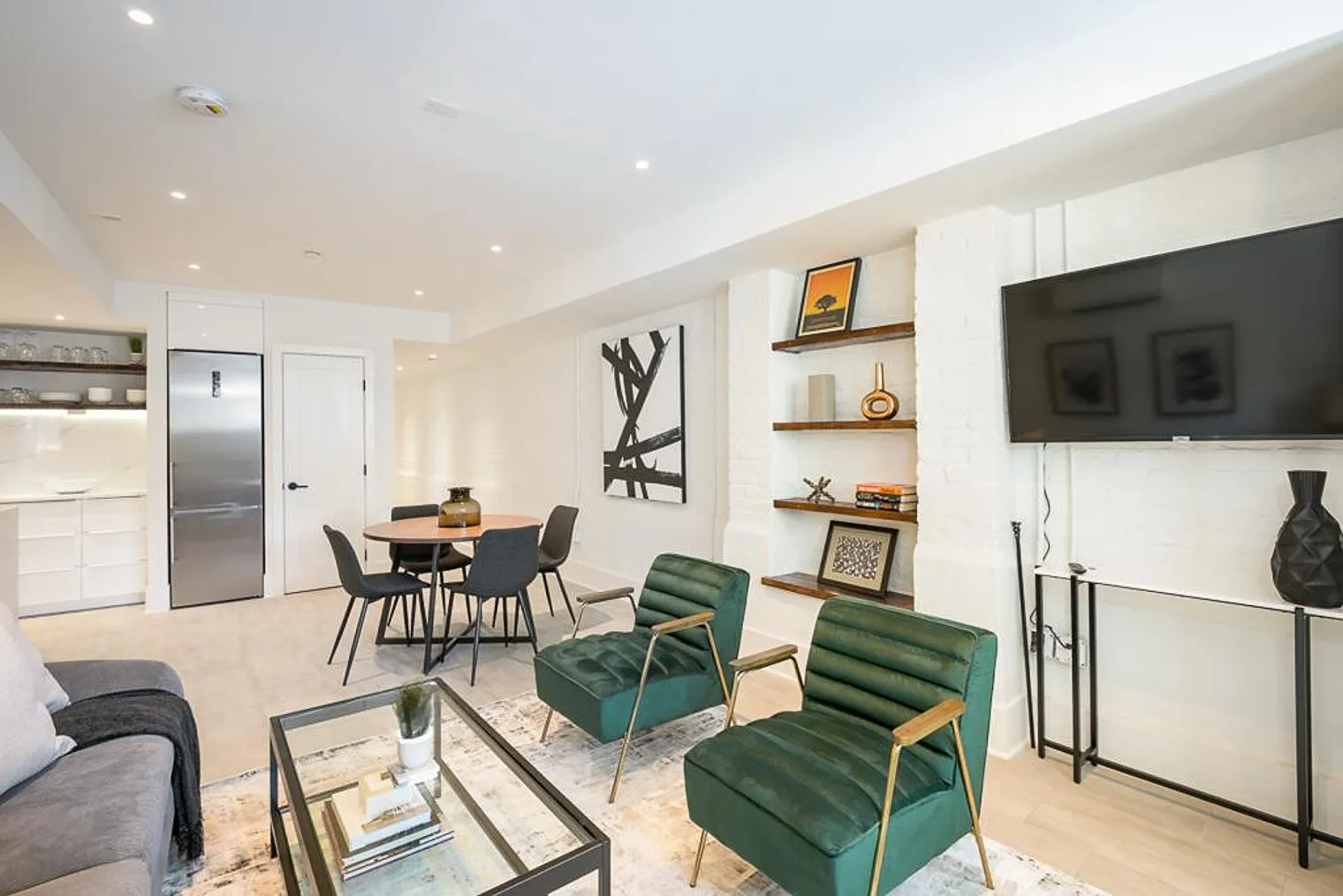 2 bed, 1.0 bath, 9687 sqft, $4,076 — Photo 1