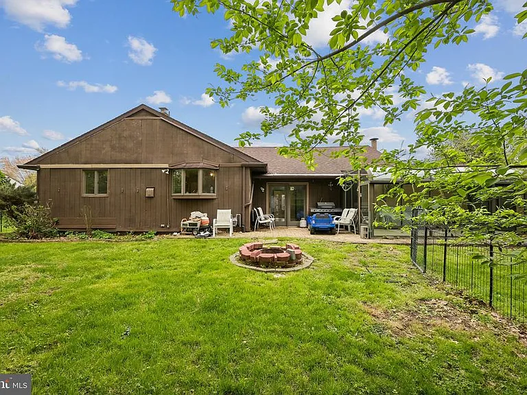 410 Narragansett Dr — Photo 25